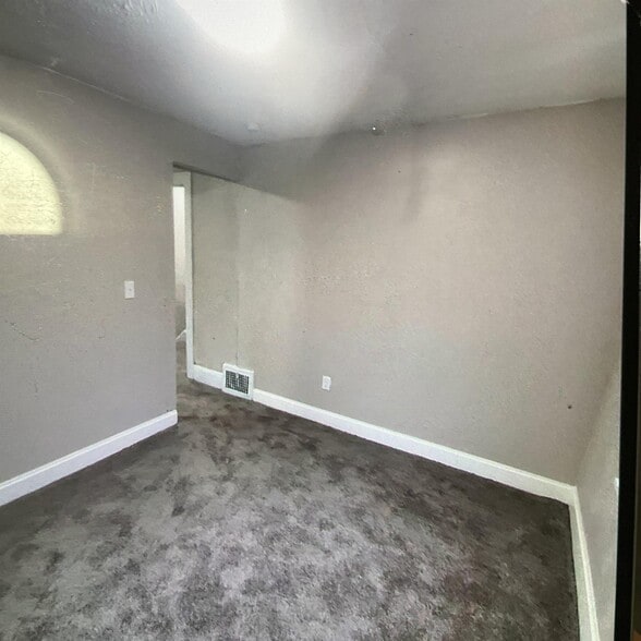 Building Photo - 670 Arbutus Ct