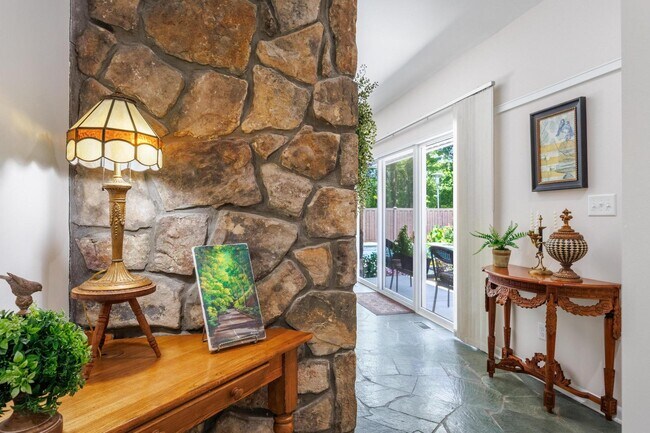 Building Photo - 615 Springhill Dr NE