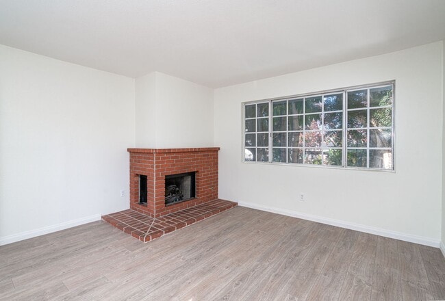 Building Photo - Costa Mesa Townhome | 2BR, 2.5BA | Minutes...