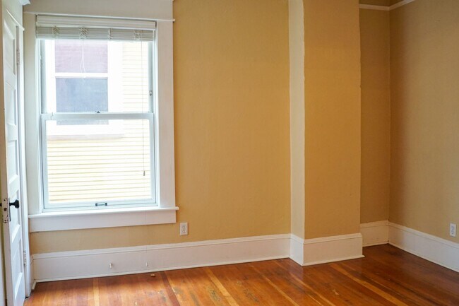 Building Photo - Urban DREAM! Spacious Corner 1-Bedroom w/F...