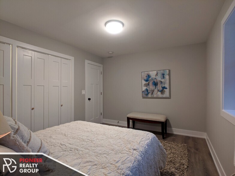 Building Photo - 542 W Surf St