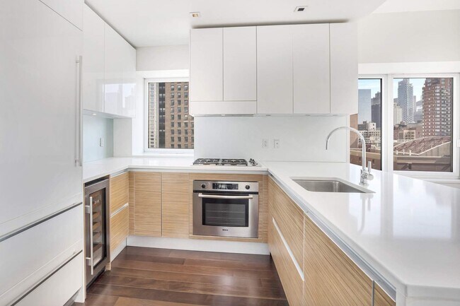 Building Photo - 555 W 59th St