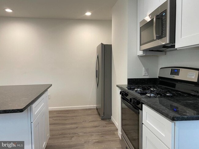 Building Photo - 920 Young St