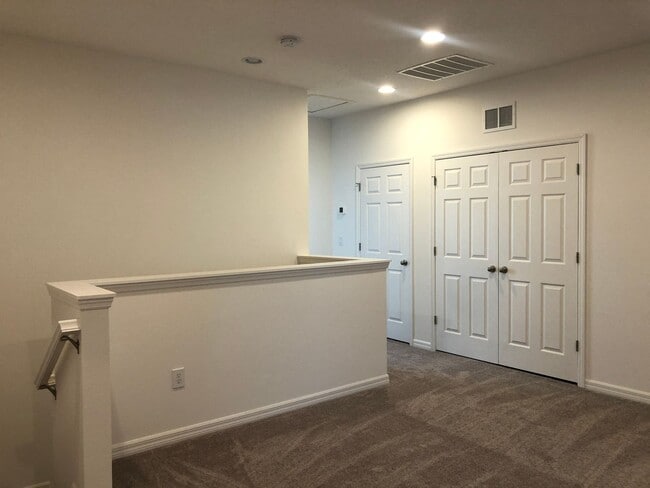 Building Photo - 4BD/3.5BA Townhome in Ravenna Winter Garden!