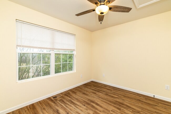 Building Photo - 923 Warrior Hill Dr