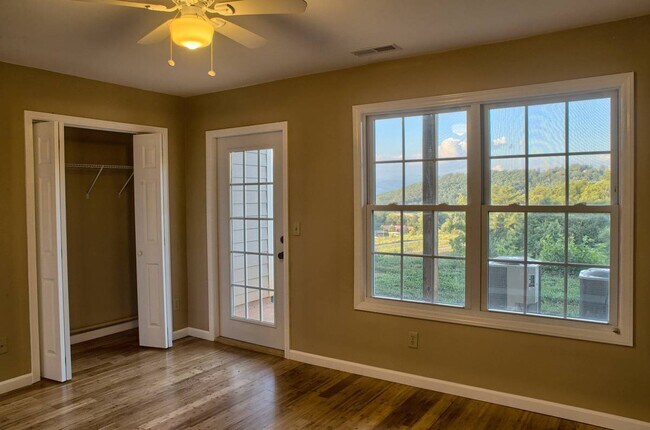 Building Photo - 31 Rotunda Cir