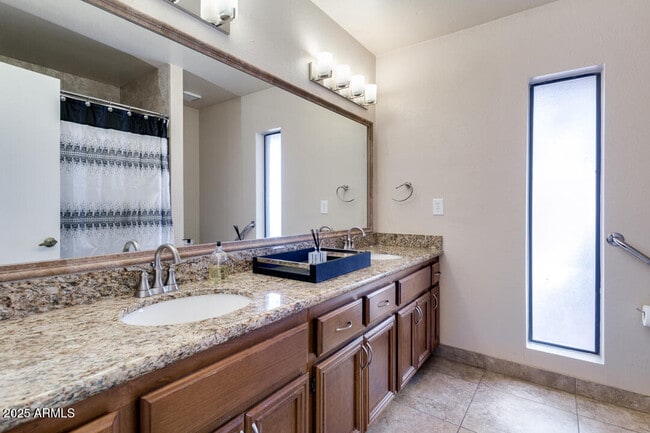 Building Photo - 6768 E Grandview Dr