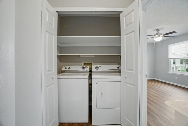 Building Photo - 909 Westwind Pl