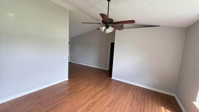 Building Photo - 901 SW Gaitor Ave