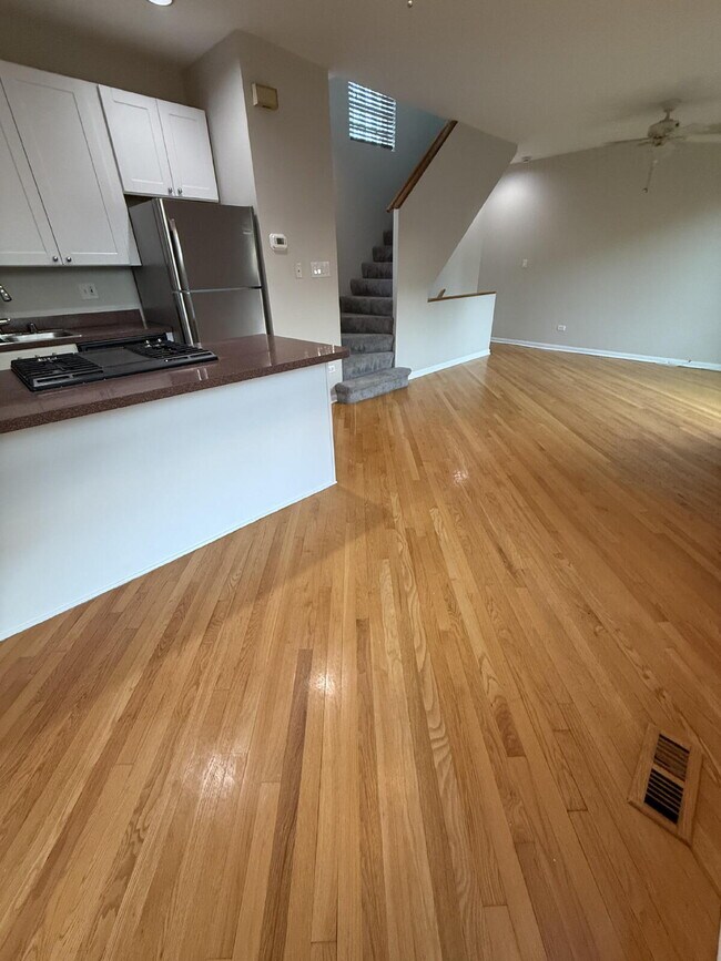 Building Photo - Ideally Located Lincoln Park Townhouse