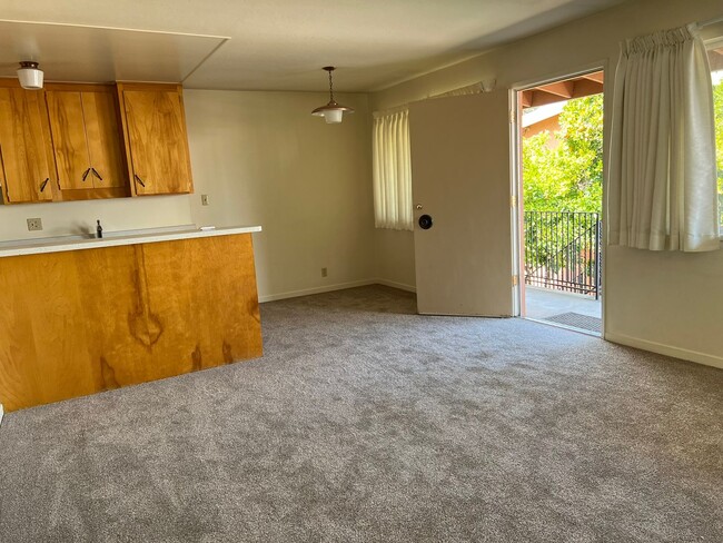 Building Photo - Upstairs - 1 Bedroom 1 Bath Apartment
