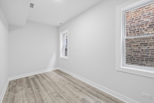 Building Photo - 4044 W Kamerling Ave