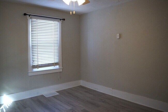 Building Photo - Conveniently Located 3 Bed 2 Bath House