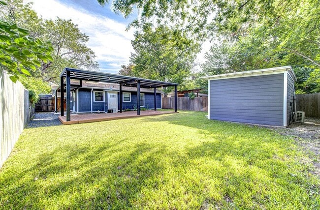 Building Photo - 3205 Bengston St