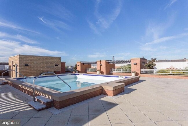 Building Photo - 616 E St NW