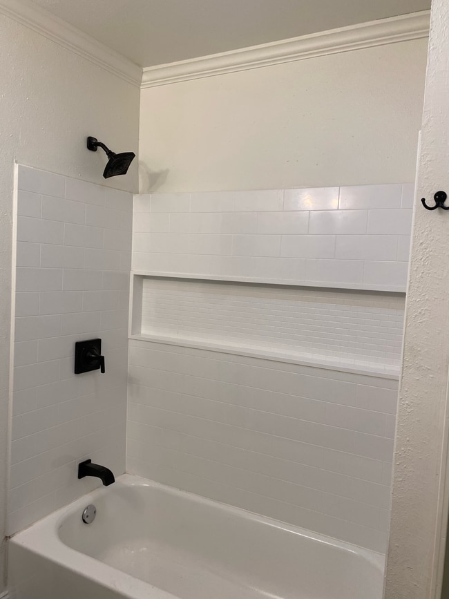 Building Photo - Hickory Street