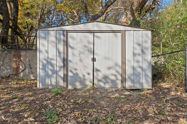 Building Photo - Charming and inviting two-bedroom home in ...