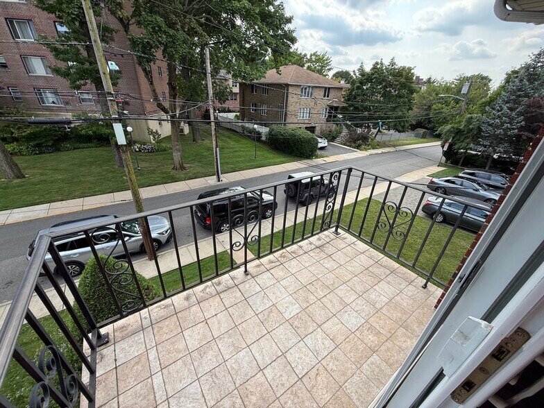 Building Photo - 2357 Linwood Ave