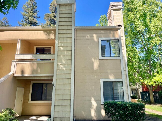Building Photo - 1645 Pyrenees Ave