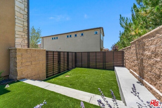 Building Photo - 20705 Butternut Cir