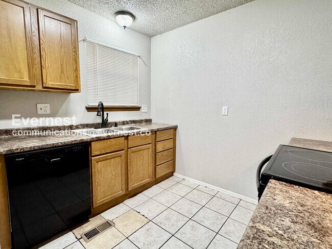 Building Photo - 3 Bed, 2 Bath Home with Garage / Pet-Friendly / Available Now!