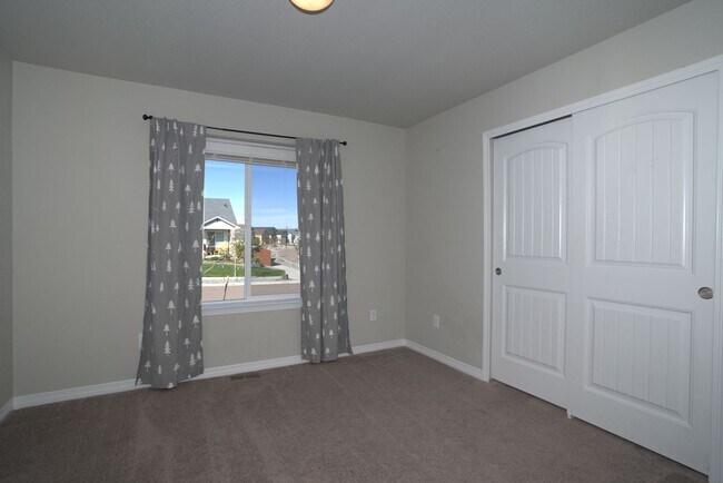 Building Photo - 5 Bed 3 Bath 3 Car Garage Rancher!!!