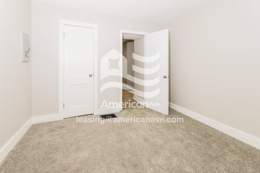 Building Photo - 927 W Whitney Ave