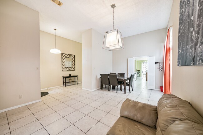 Building Photo - 15519 Montesa Dr