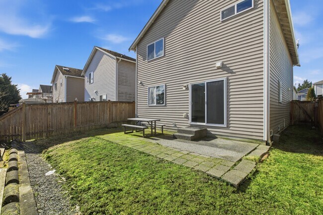 Building Photo - Silver Lake Home Available now