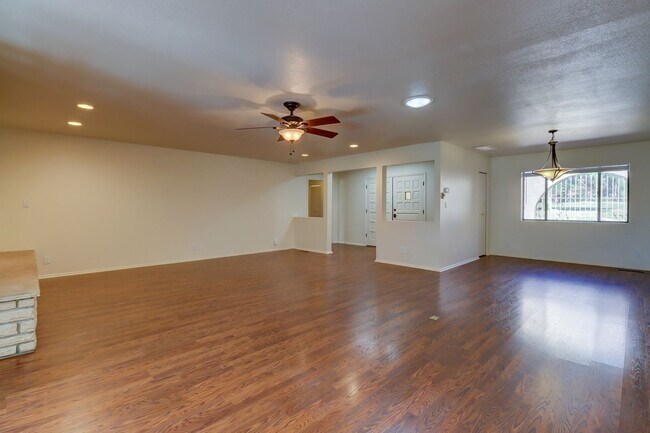 Building Photo - Home in Antelope Hills!
