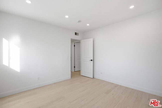 Building Photo - 13025 Moorpark St