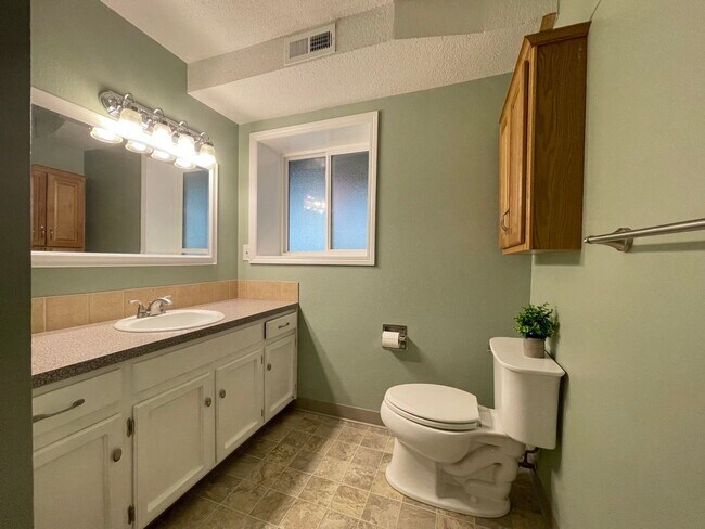 Building Photo - SPACIOUS 4 Bed/3 Full Bath Home in West Linn