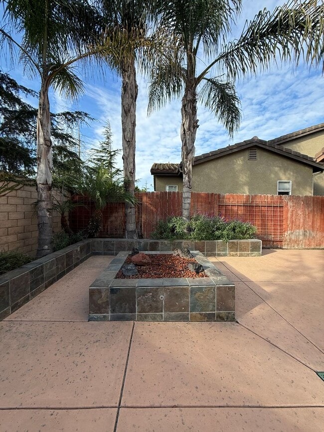 Building Photo - Beautiful Large Two Story Home is Centrall...