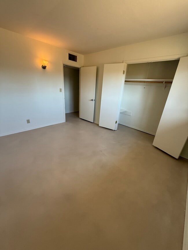 Building Photo - House For Rent