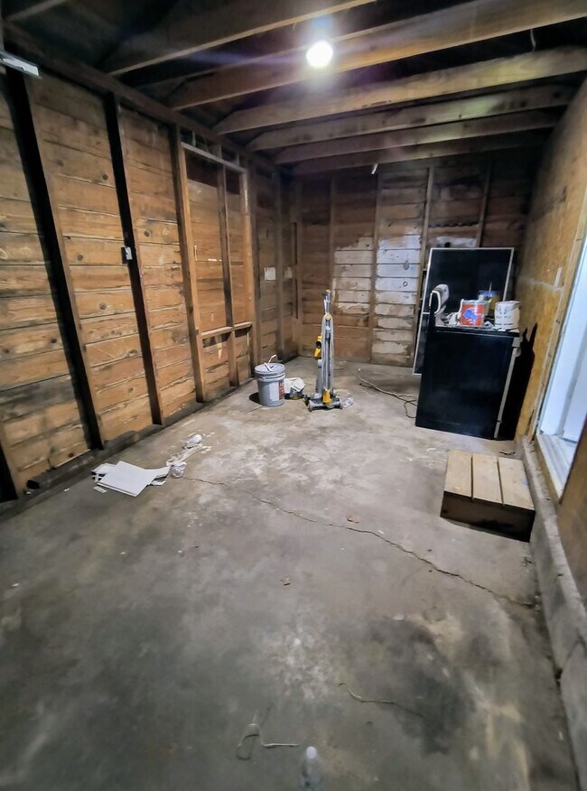 Building Photo - Fully Renovated 3-Bedroom Rental – New Appliances, Huge Yard, Garage, & Individual Room A/C!