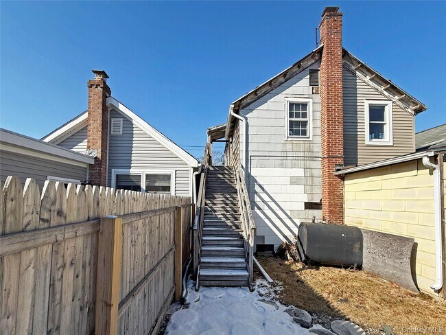 Building Photo - 495 Montauk Hwy