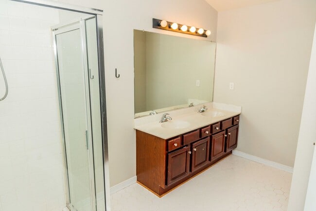Building Photo - Lovely 3 bedroom, 2.5 Bathroom townhouse s...