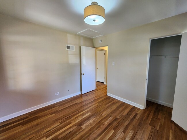 Building Photo - 2 Bed 1 Bath Unit In Great Location of Den...