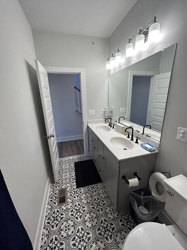 Building Photo - Stunning 3 Bed 2.5 Bath, Open Concept Town...