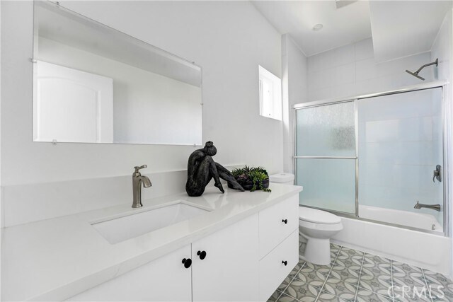 Building Photo - 11956 Vanowen St