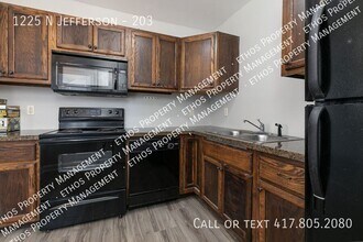 Building Photo - 1225 N Jefferson-203