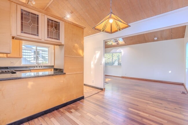 Building Photo - 1448 Sunshine Valley Rd