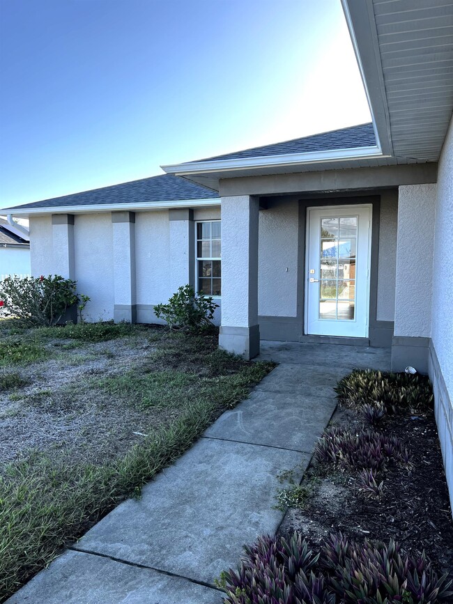 Building Photo - 204 SW 14th Ave