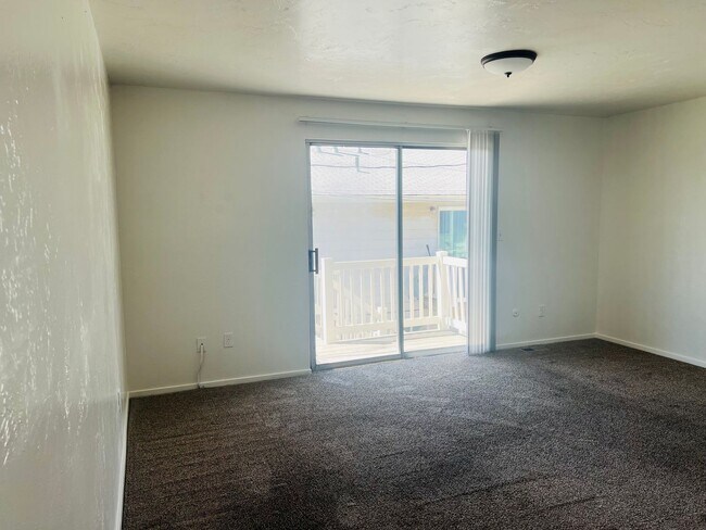 Building Photo - Beautiful Sunset townhome, row end with ce...
