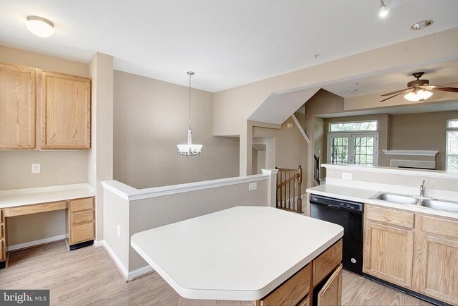 Building Photo - 586 Eisenhower Dr