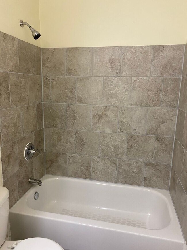 Building Photo - Spacious 3-bedroom, 1.5-bath end-unit townhome located in Edgewood