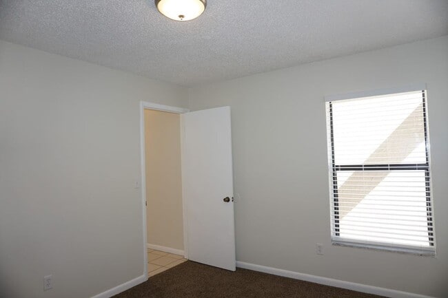 Building Photo - 2 Bedroom, 2 full bath Townhouse Near NAS Jax