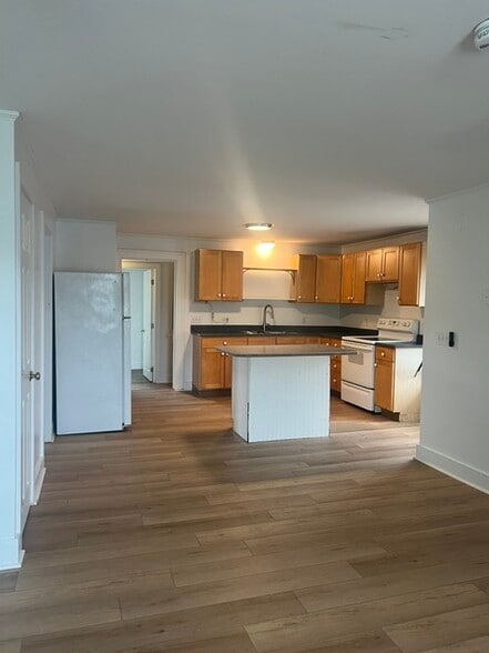 Building Photo - 13 E Spring St
