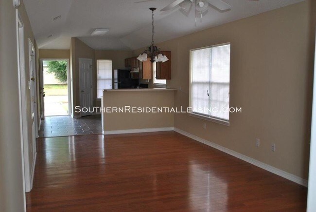 Building Photo - 880 Willow Bridge Dr W