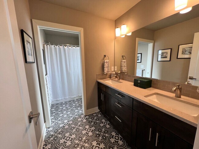 Building Photo - 3 bedroom 2.5 bath home in The Bridges, wi...